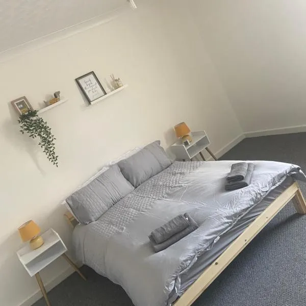 Cheerful 2 bedroom house, hotel in Hindley