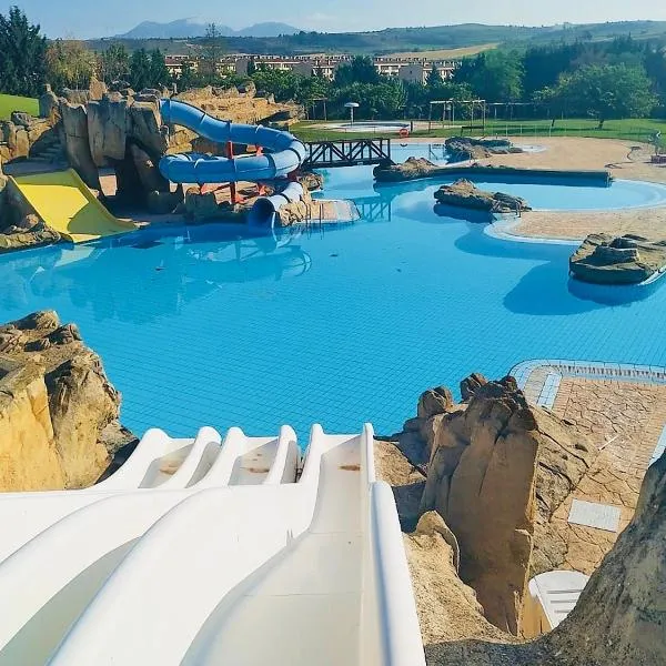 La Puerta de Viana, con desayuno, piscina y posibilidad Visita a bodega!, hotel in Azuelo