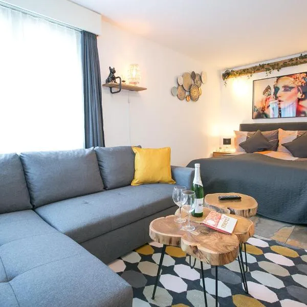 Spirit Apartments - Studio 1 und 2 - Küche - Parkplatz, hotel in Engelberg
