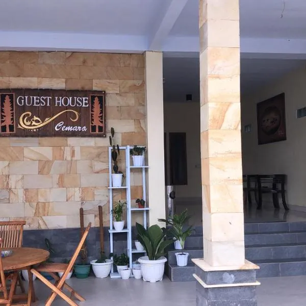 Guest house Cemara, hotel em Krampijangan