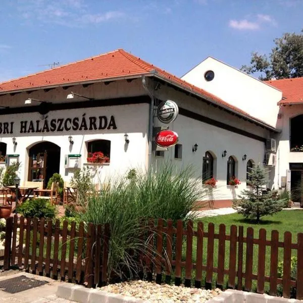 Sobri Halászcsárda és Panzió, отель в городе Байя