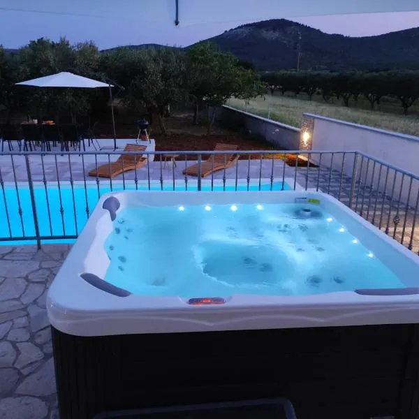 Villa bazen,jacuzzy, hotel in Sukošan