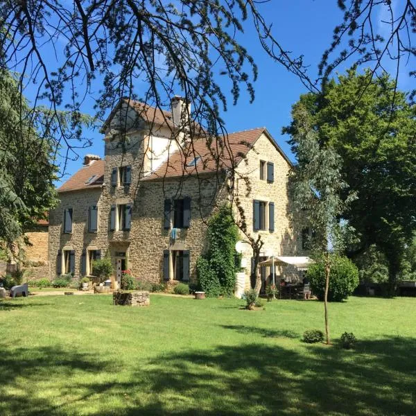 Chambres et table d'hôtes Le cèdre Aveyron – hotel w mieście Sainte-Croix