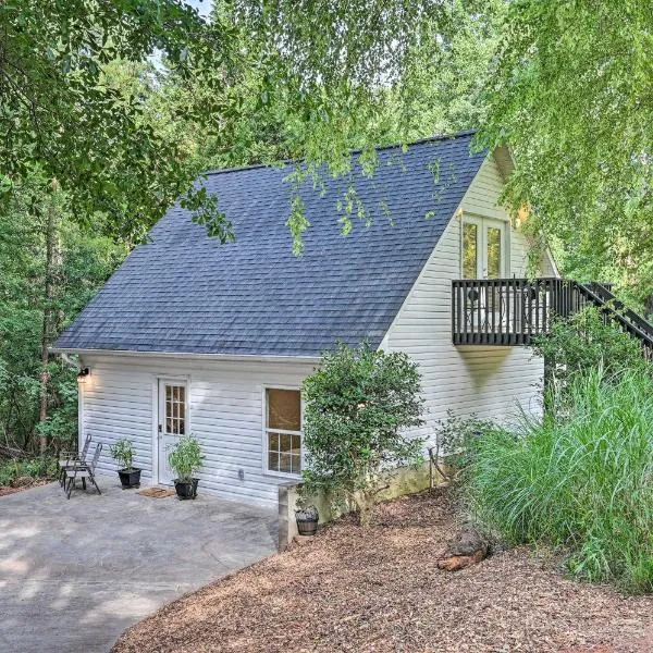 Wooded Cottage - 3 Mi to Clemson University, hotel v destinaci Clemson