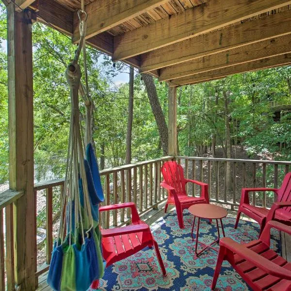 Mount Ida Condo with Balcony and Resort Amenities, hotel di Mount Ida