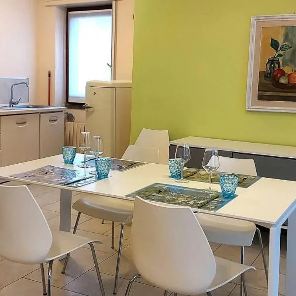 Trilocale in centro Baveno con giardino, hotel v destinaci Baveno