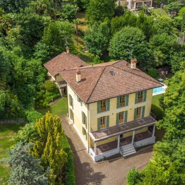 L'Ortensia della Villa Isabella, Camera con vista lago, balcone sul parco e bagno esclusivo all'esterno della camera, hotel v destinaci Stresa