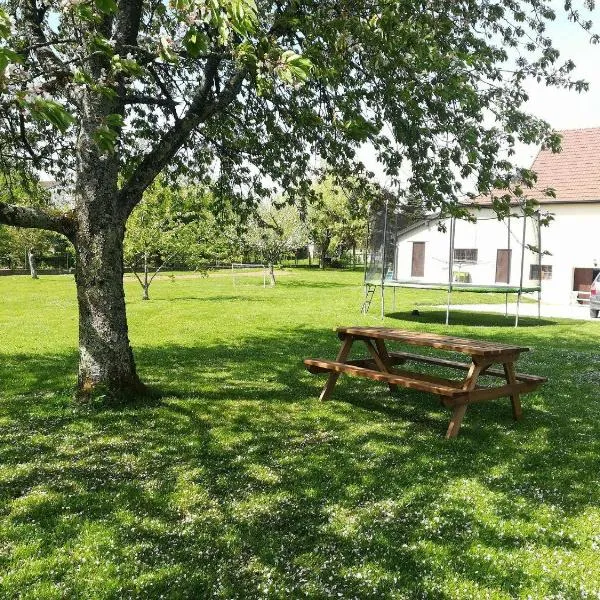 Studio à la campagne dans corps de ferme rénovée, hotel en Hugier