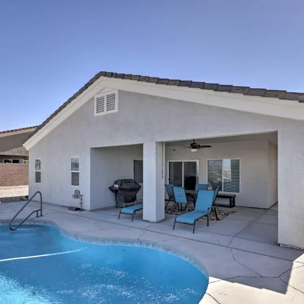 Sunny Bullhead City Home with Patio and Mnt View!, hotel v destinaci Bullhead City