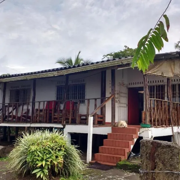 Los cocos Hostal, hotel v destinaci Bazán