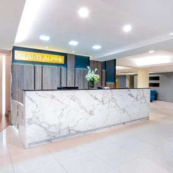 Grand Alpine Hotel, מלון בבנגקוק