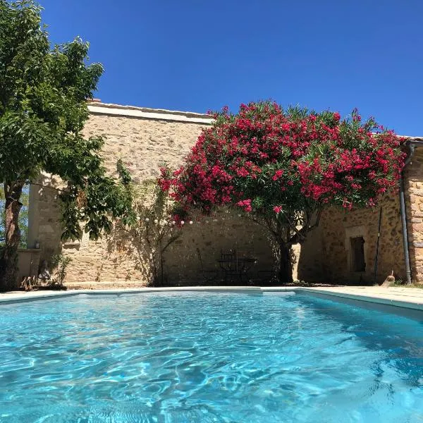 Maison des Bourgades, hotel in Saint-Julien-de-Peyrolas