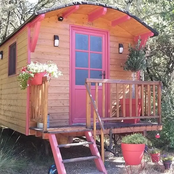 Roulotte romantique avec piscine en Cévennes, hotel v destinaci Monteils