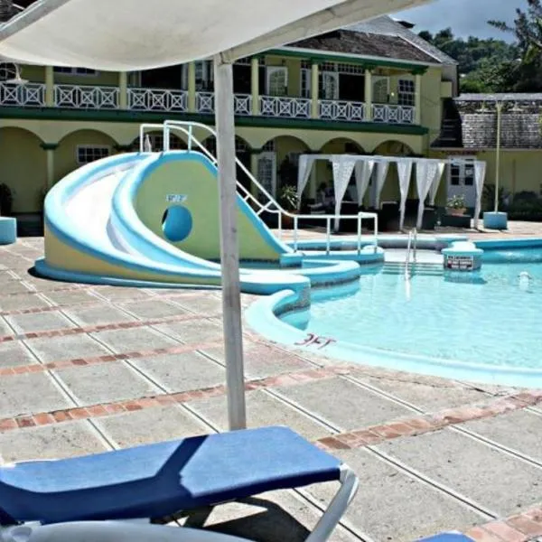 Private 2 Bedroom Beachfront Penthouse Condo Ocho Rios, Jamaica, hotel in Ocho Rios
