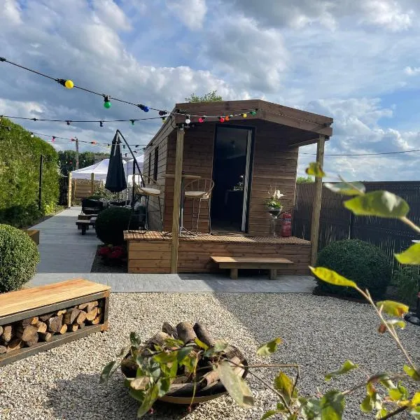 Roulotte du puits avec jacuzzi et sauna privatif, hotell sihtkohas Havinnes