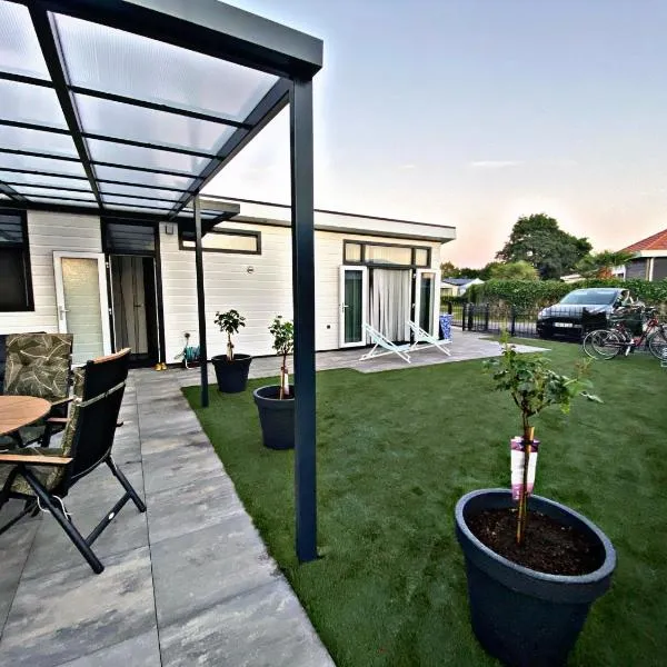 Ferienhaus LuxChalet #VAJU Lathum# am See, Strand, Pool, Nationalpark, hotel v destinaci Lathum
