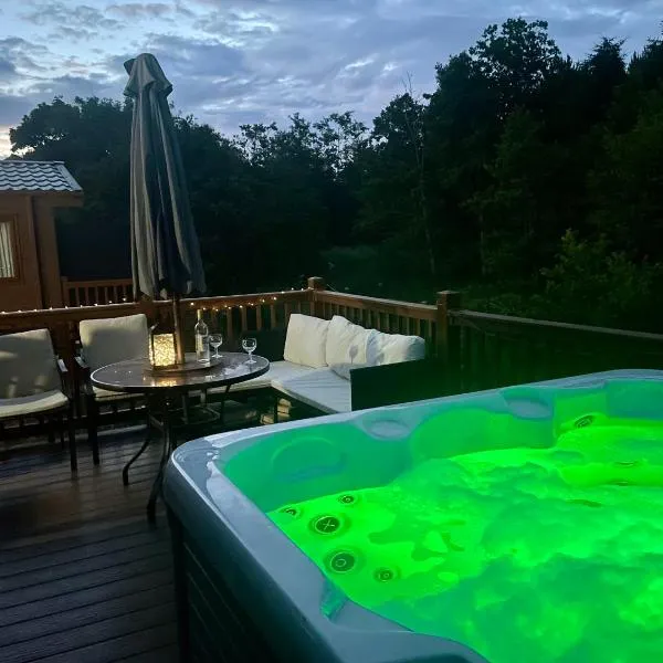 Carre Retreat with private hot tub, hotel in Felton