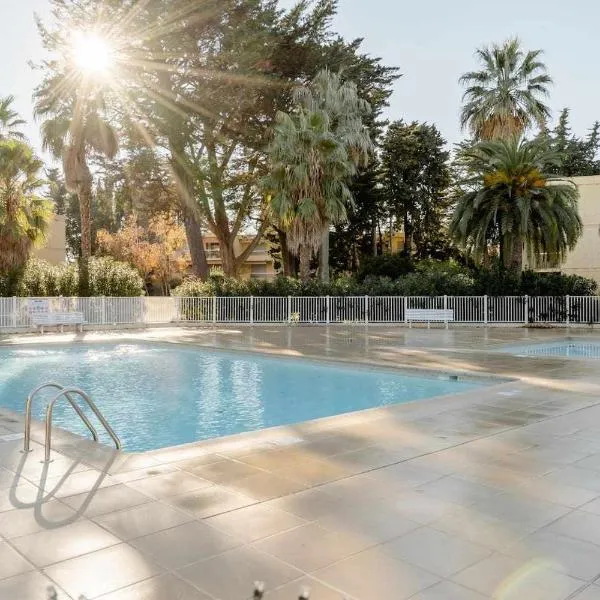 Spacious apartment at a 5 min walk from the beach, hotel in Antibes