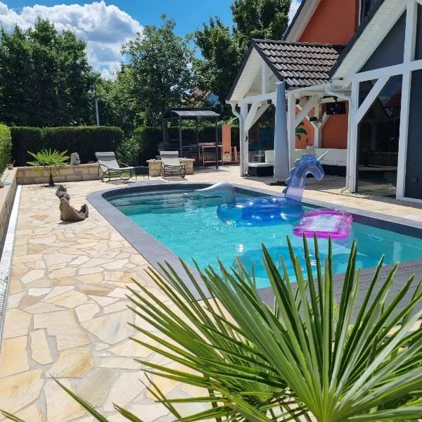 Moderne Ferienwohnung mit Pool bei Dresden, hotel di Kesselsdorf