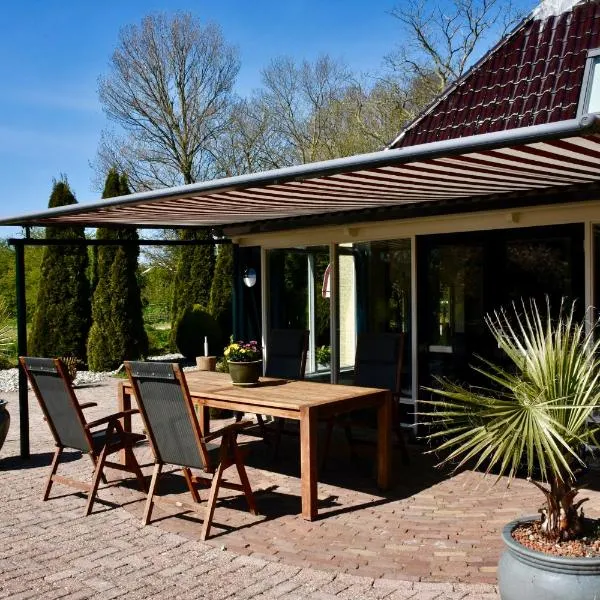 Vakantiehuis het Voorhuis op Landgoed koepeltjesplaats, hotel in Gaast