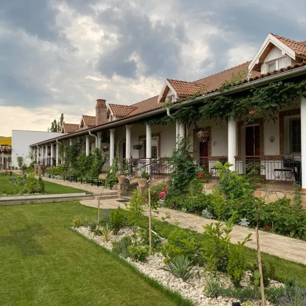 Country Club La Mesteceni, hôtel à Doştat