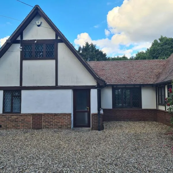 The Reading apartment with gardens and koi pond, hotel in Reading