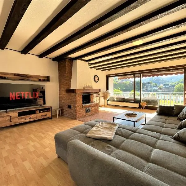 Traumaussicht Kamin Balkon Burgblick 65 Zoll TV Netflix Waipu Lindenplatz, hotel en Bullay