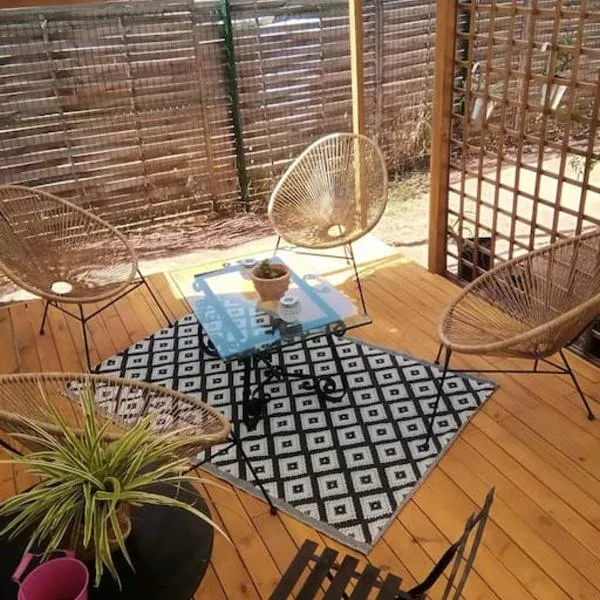 Mobilhome à Fréjus à 15 minute de la mer sur terrain indépendant, hotel in Fréjus