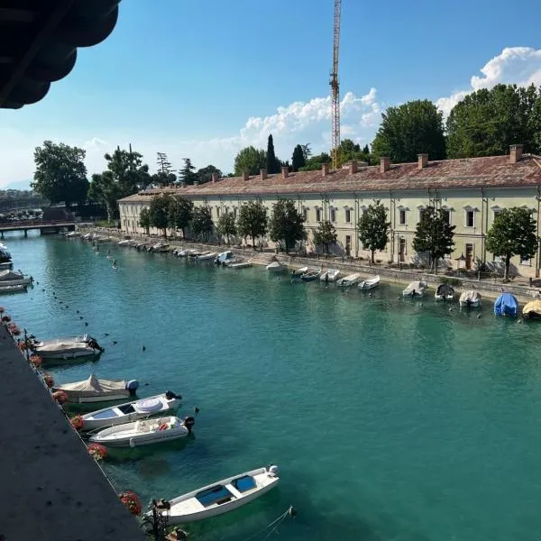 C House Rooms Lake, hotel v destinaci Peschiera del Garda