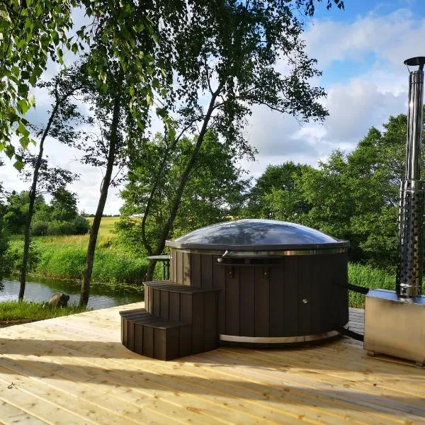 Vila su sauna ir kubilu gamtos apsuptyje, hotel v destinaci Kalviškiai