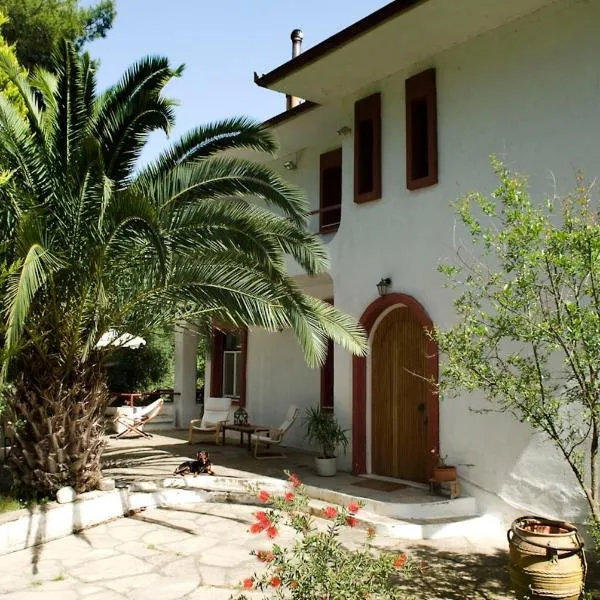 Spacious Villa close to an amazing Sithonia beach, hotel v destinaci Vourvourou