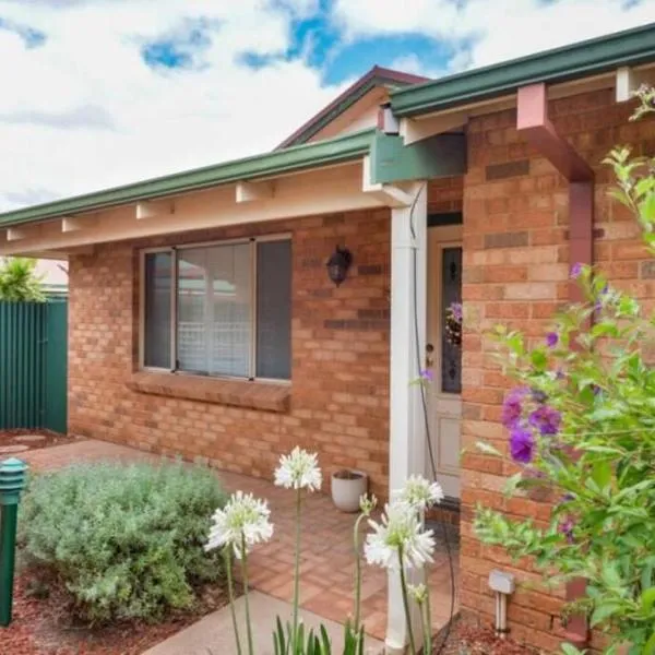 Adorable-secure 3 bedroom holiday home with Pool around the corner from The Miners Rest., hotel v destinaci Kalgoorlie