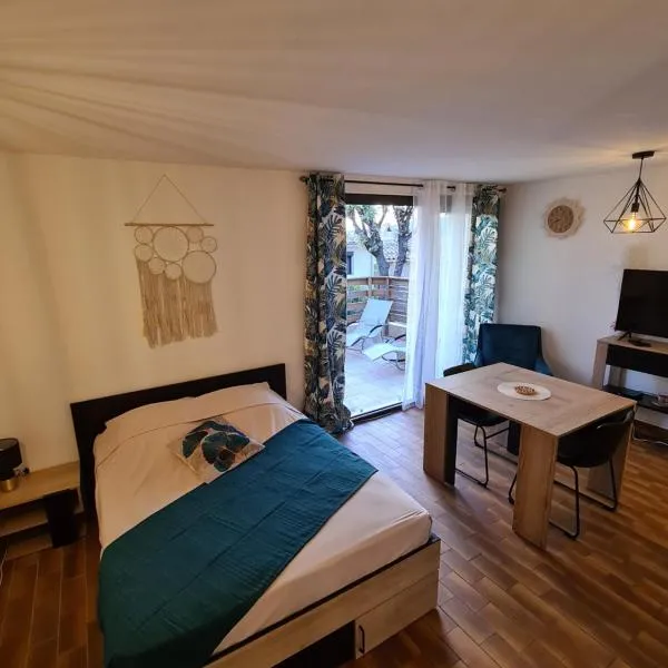Studio avec terasse vue mer, hotel in Porticcio