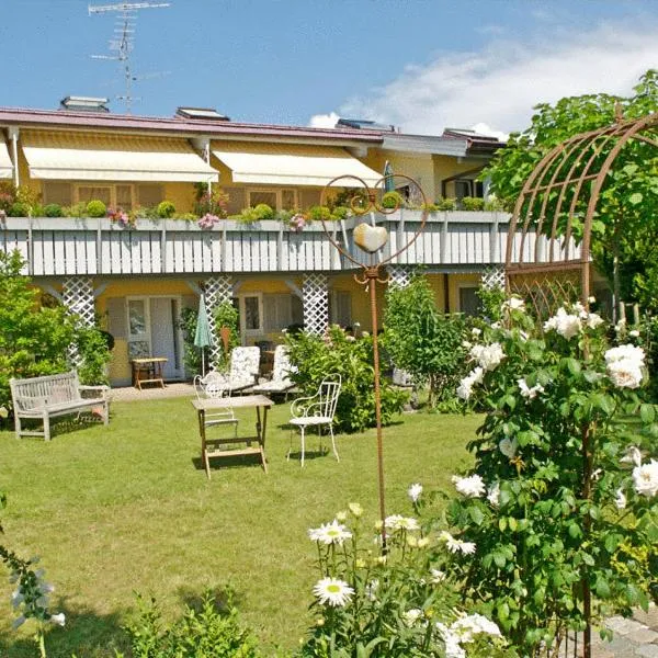 Landhotel Herzberger garni Zimmer & Ferienwohnungen, hotel sa Schwarzenbach