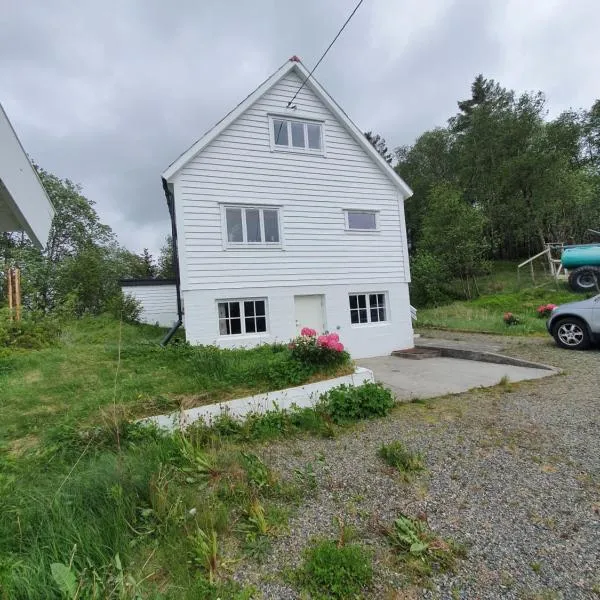 Feriehus på Leirvåg/Austrheim, hotel in Marøy