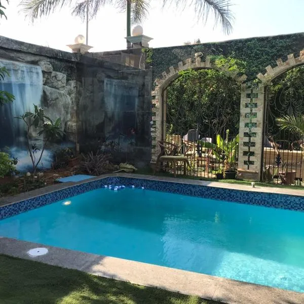 Trio Villa with coverable private pool in compound near Mall of Egypt, hotel in `Ezbet Lambo