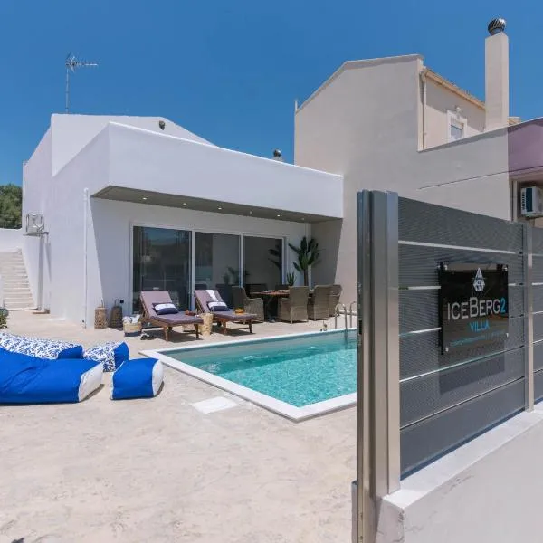 Villa Iceberg 2 with Pool, hotel i Kalamaki