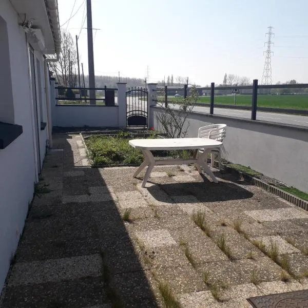 petite maison plain pied proche dunkerque, hotel a Boomkens
