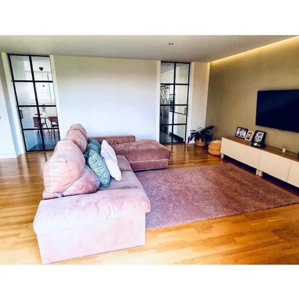 Lovely penthouse condo with pool, hotel in Valencia