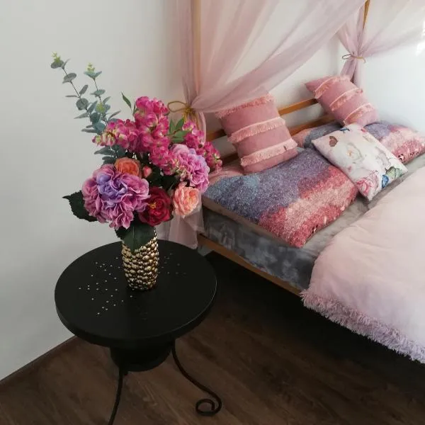 Luxusní GLAM apartmán u Brna - Vana, Terasa, Nebesa, Parkování zdarma, hotel u gradu 'Bučovice'