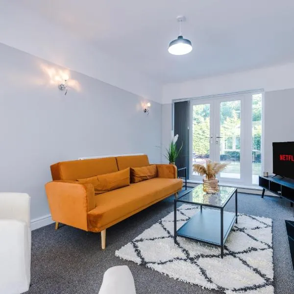 Premium 3-Bed Detached by Papermill, Deeside - Wirral, hotel in Bromborough