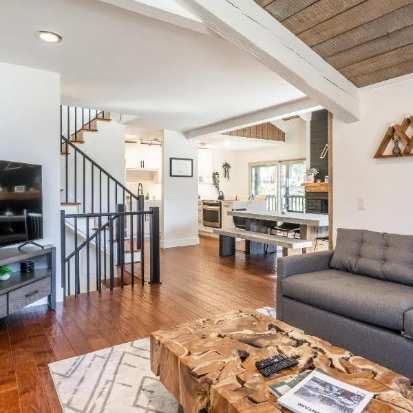 Chamonix 24 is a 2bed plus loft 3 bath Upgraded Canyon Ldge Nearly Ski in Ski Out Sleeps 8, hotel in Mammoth Lakes
