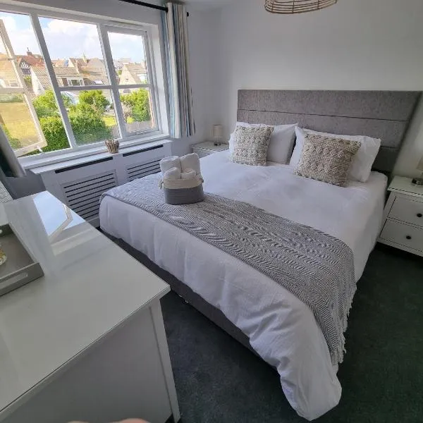 HighTide - 2 bed with parking, balcony & sea view.、スワネージのホテル
