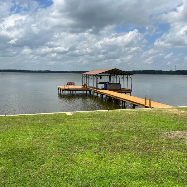 Lakefront Oasis with Private Boat Dock on Lake Palestine, hotel in Coffee City