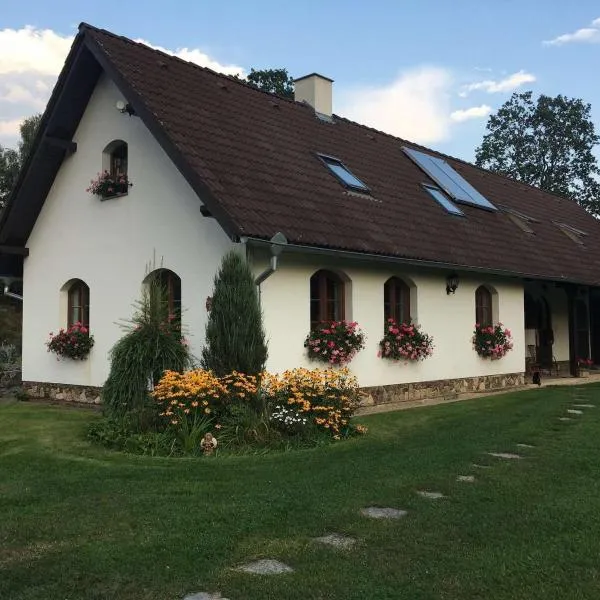 Farma Malenice, hotel i Zálezly