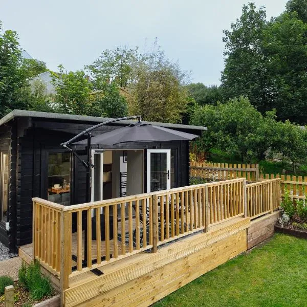 Caban Du Bach Pembroke With Private Garden, hotel in Pembrokeshire