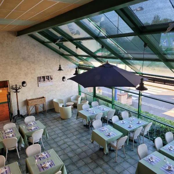 L'AUBERGE DE L'OLIVE, hotel v destinácii Dompierre-sur-Besbre
