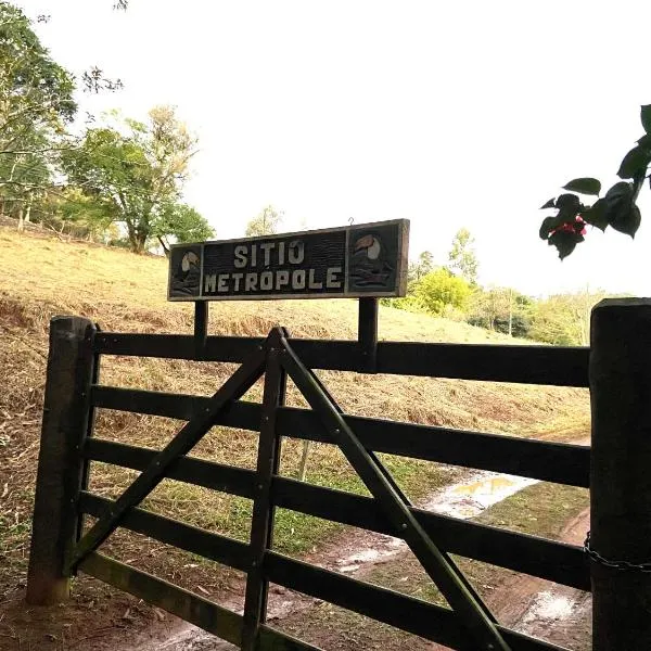 Fazenda com Trilhas e Açude -Refúgio Meio Mata Atlântica, hotel in Piraju