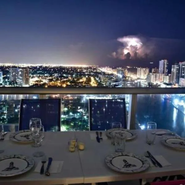 Stunning Penthouse Suite Waterfront 2BD 2BA, hotell i Hallandale Beach