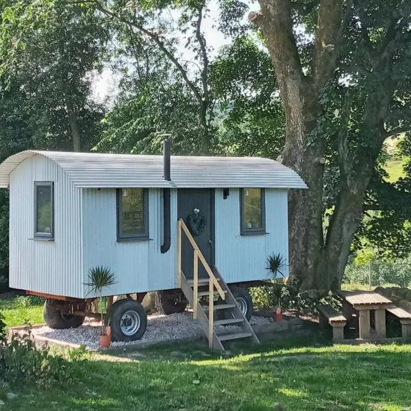 orchard meadow shepherd huts leek-buxton-ashbourne, hotel in Upper Elkstone